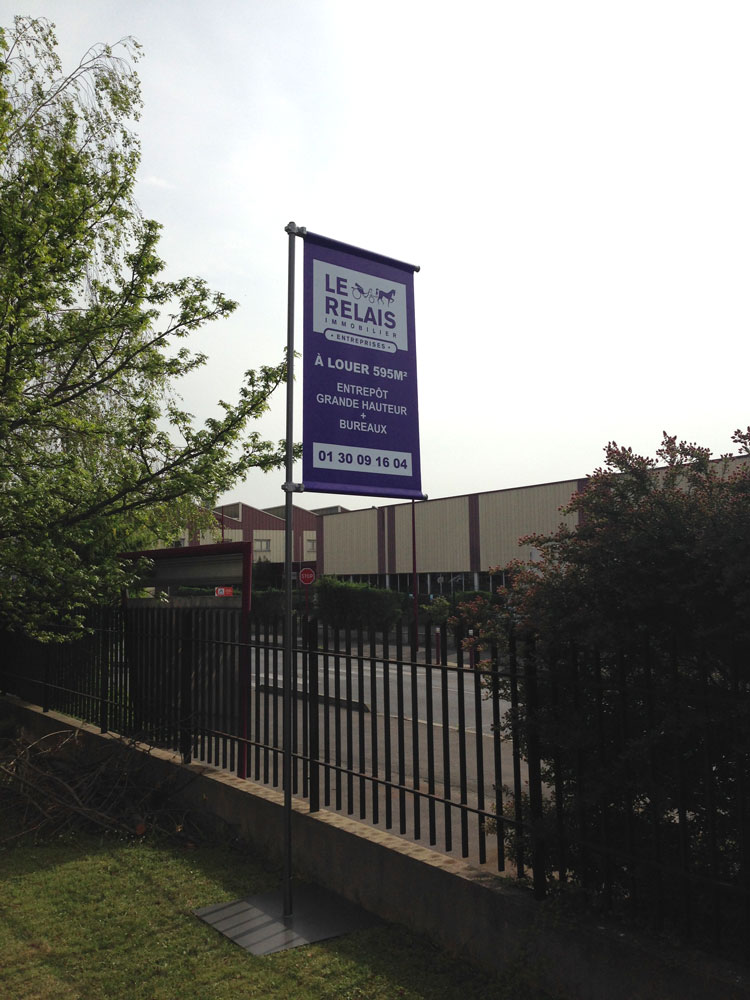 drapeau avec structure métal acier en socle et tube acier bâche amovible