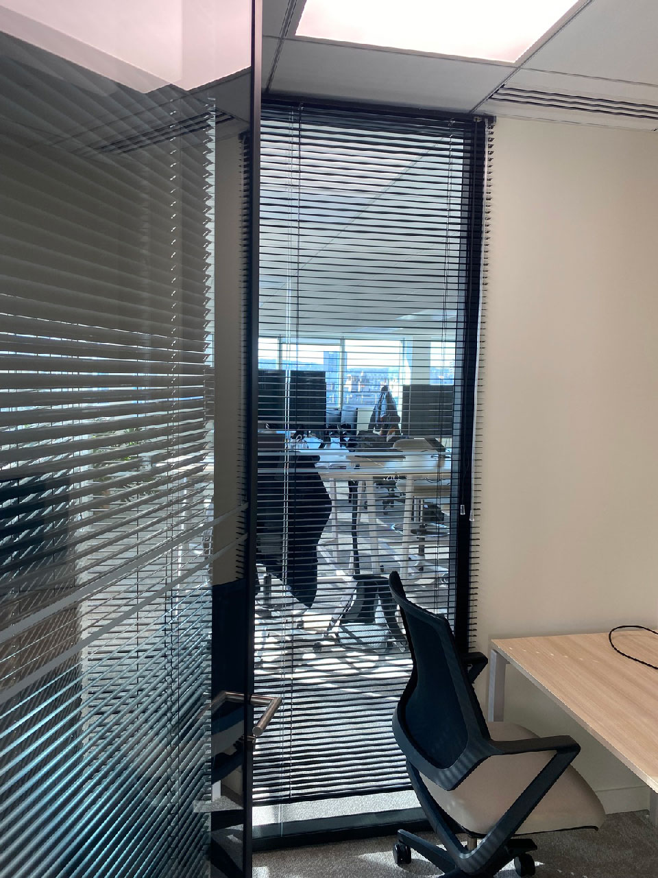 Pose de store vénitiens noir fabrication sur mesure chez IDEX